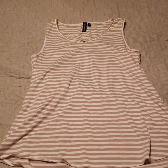 Sleeveless top - Picture 2 of 2